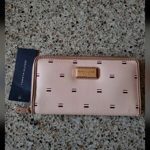 NEW Tommy Hilfiger Zip Around Wallet
